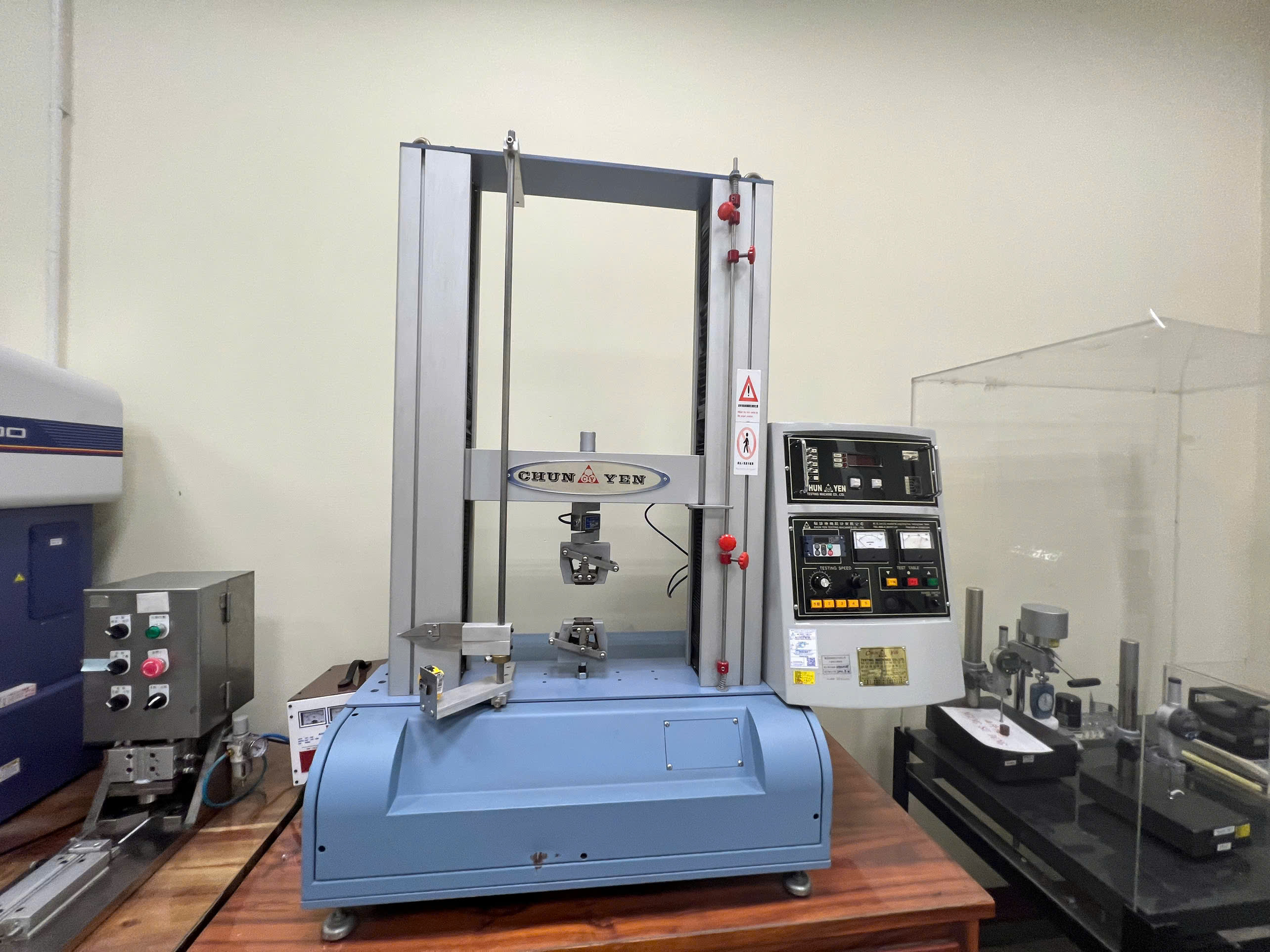 Universal Testing Machine 1.jpg